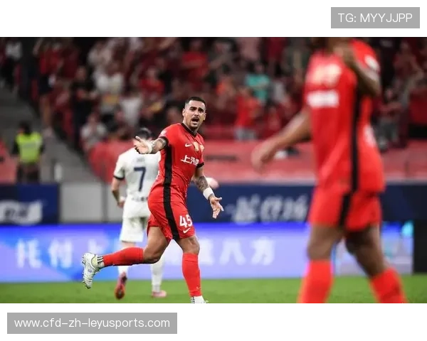 上海海港莱昂纳多边路快速带球:足球新风潮,攻防全能新典范